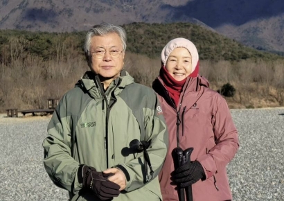 "몇번이나 배꼽잡았다"…71세 생일 文이 강추한 책