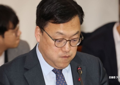 [포토]생각에 잠긴 김병환 차관