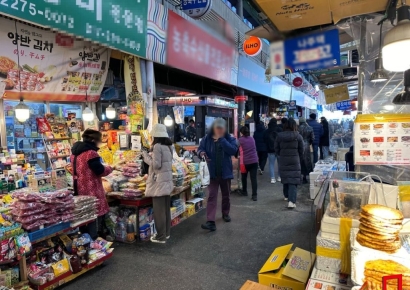 "다닥다닥 붙은 가게에 거미줄 전선, 소화기론 턱도 없어"…불안한 시장상인들