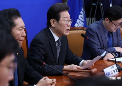 [포토] 이재명 "경제가 이 지경인데... 윤 대통령, 정치 손 떼야"