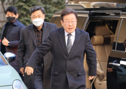 이재명 "뇌물 받았냐"VS유동규 "소설 쓰지마"… 법정서 충돌