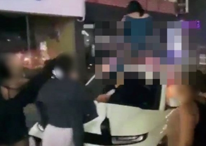 수리비만 280만원…남의 車 위에서 '저질스러운 난동' 외국인女