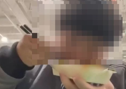 마트 시식 코너에 밥 챙겨간 인플루언서 "고기 리필" 요청도