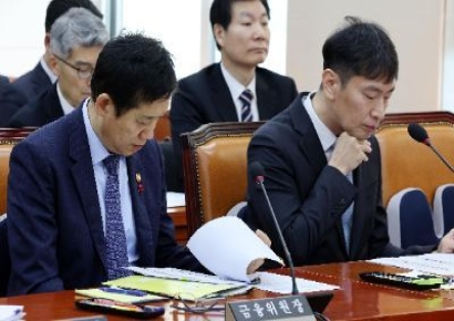 금융위원장, 은행 ELS 판매금지 요구에 "모두 위험…종합 검토"