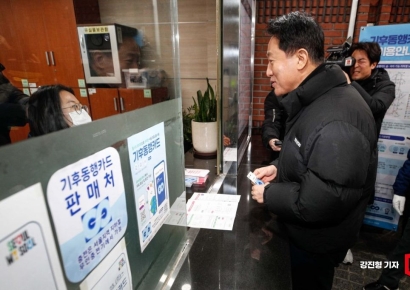 [포토]기후동행카드 사용 점검 나선 오세훈 서울시장