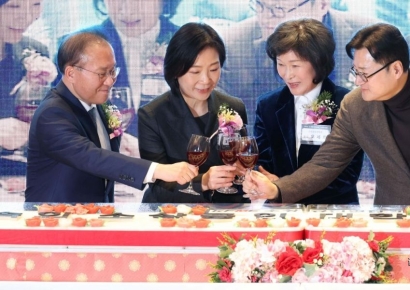 [포토] 건배하는 윤재옥-오영주-오세희-홍익표