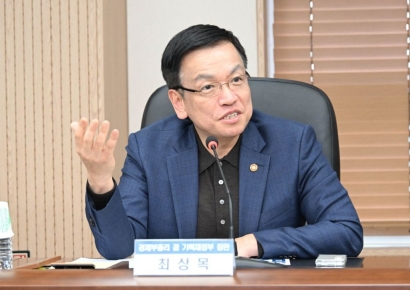 관세청 업무보고 받은 최상목…"설 장바구니 물가 낮추기 만전"