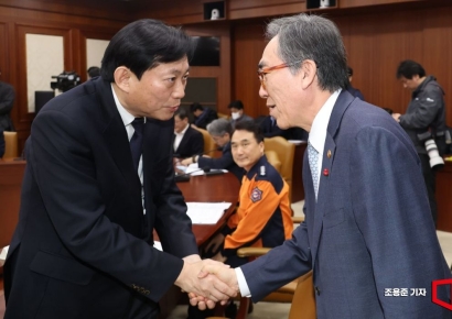 [포토]악수하는 조태열 외고장관과 고진 위원장