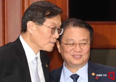 [포토]이야기 나누는 이창용 한국은행 총재와 방기선 국무조정실장