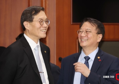 [포토]대화하는 한국은행 총재와 국무조정실장