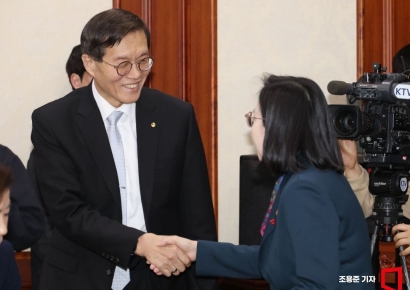 [포토]악수하는 김현숙 여가부 장관과 이창용 한국은행 총재