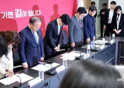 [포토] 국민의힘, '순직 소방대원들 애도하며 묵념'