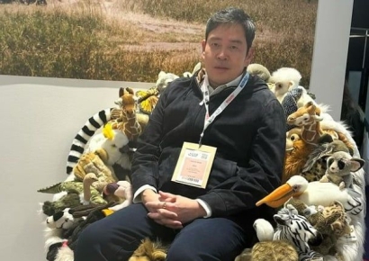 정용진이 앉은 사파리의자, 가격이 무려…반의반값에 파는 곳은 어디?