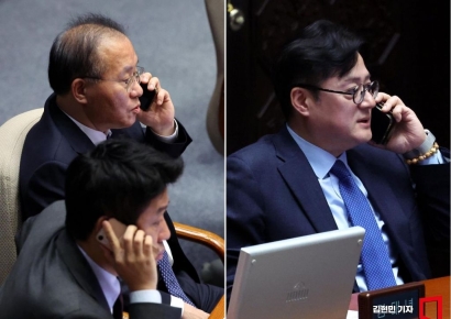 [포토] 본회의서 통화하는 윤재옥-홍익표