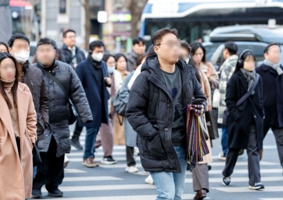 [포토]머플러와 장갑 손에 들고