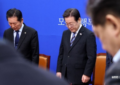 [포토] 이재명 대표, 순직 소방관 추모 묵념