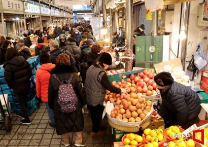 '뛰는 코스피' 함께 누리고 싶어도…투자할 돈 없는 '적자 살림' 가구