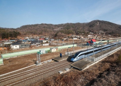 [포토]설날 앞두고 힘차게 달리는 열차