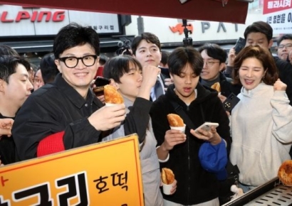 호떡 사주자 중학생들이 "잘 생겼다"…웃음 터진 한동훈