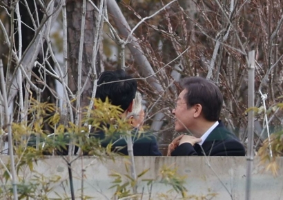 이재명 목 상처 본 文 "옷깃 없었으면 큰일 날 뻔"