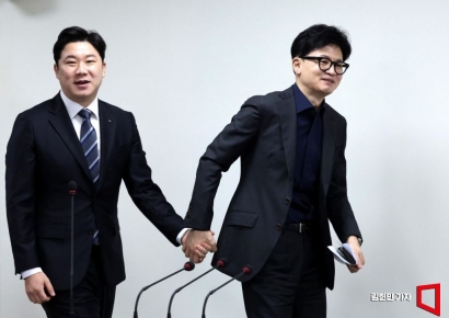 [포토] 한동훈 비대위원장, 진종오 전 사격 국가대표선수 영입