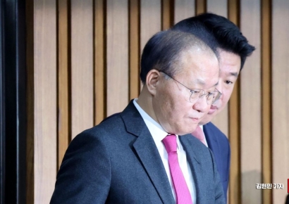 [포토] 원내대책회의 참석하는 윤재옥