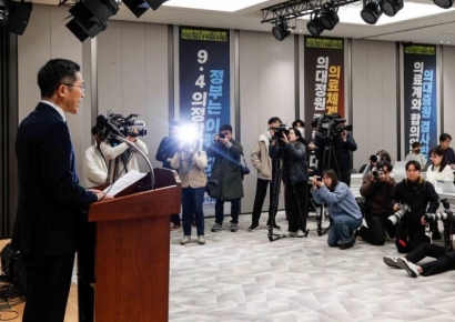 [포토]의협, '의대 증원 강행하면 총파업 돌입'