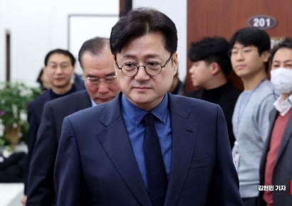 [포토] 원내대책회의 참석하는 홍익표