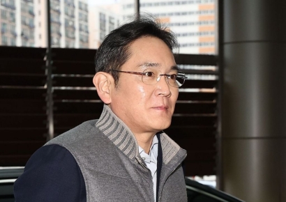 집사로봇 '볼리' 본 이재용 "갤럭시 웨어러블과 연계 검토"