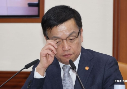 [포토]안경 만지는 최상목 경제부총리