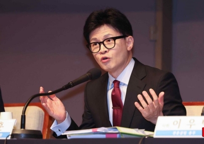 김건희 명품가방 논란에 말 아낀 한동훈…"제 입장은 그대로"