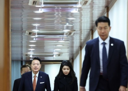 김건희 여사, 54일째 노출 자제…공식활동 재개는?