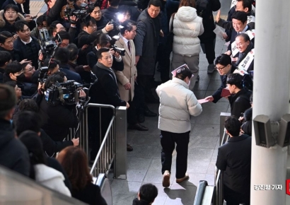 [포토]서울역서 귀성객 만난 한동훈 비대위원장