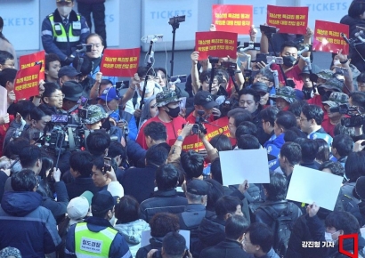 [포토]해병대 전역자들 만난 이재명 민주당 대표