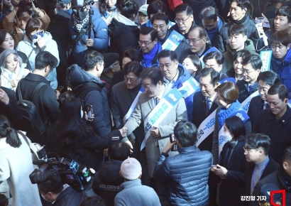 [포토]용산역서 귀성객에게 인사하는 이재명 대표