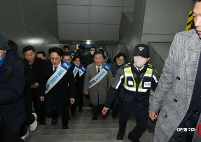 [포토]경찰 및 경호원과 함께 이동하는 이재명 대표