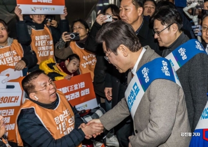 [포토]탈시설장애인당 관계자들과 대화하는 이재명 대표
