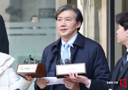 [포토]실형 2년, 법정구속은 면한 조국 전 장관