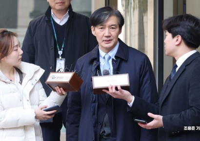 [포토]기자들 질문에 답하는 조국 전 장관