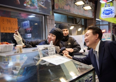 尹, 환경공무관들과 떡국조찬…명절마다 현장근무자 격려 