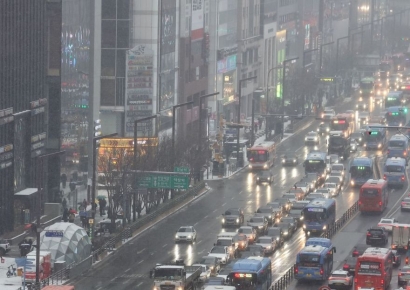 "애는 무릎에 앉히고, 내줘요"…버스서 한 자리 차지한 5세 논란