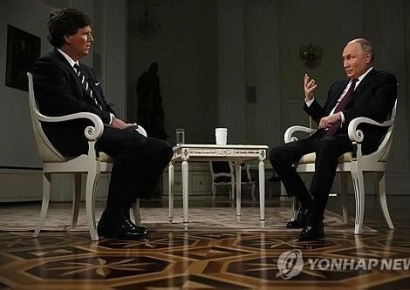 터커 칼슨과 인터뷰한 푸틴이 가짜?…끊이지 않는 대역설