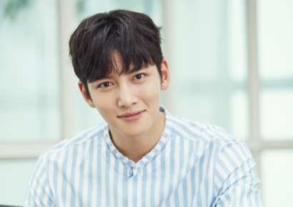 지창욱 실내흡연 논란에 "부적절한 행동 깊이 사과" 