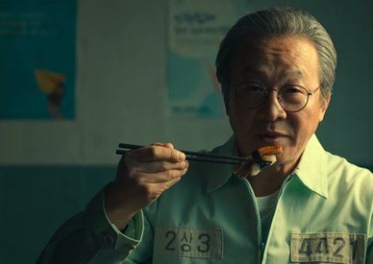 '살인자ㅇ난감' 속 초밥 먹는 죄수번호 4421 "이재명 연상 노렸나?" 