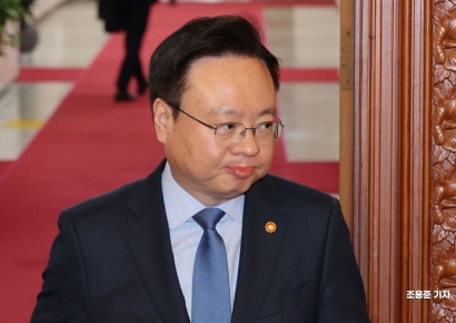 [포토]국무회의 참석하는 조규홍 복지부장관