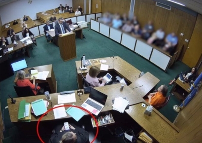 "검사가 땀을 너무 많이 흘려"…재판 중 문자 500건 날린 美 판사