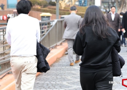 [포토]두툼한 패딩 손에 들고