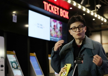 '건국전쟁' VS '길위에 김대중'…지지층 결집, 편 가르는 정치 다큐