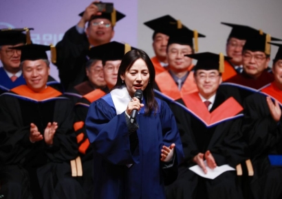 "그만 떠들고 노래나 하겠다"…이효리, 파격적인 모교 졸업식 축사