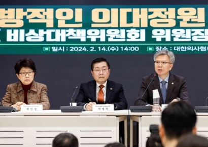 [포토]입장 밝히는 김택우 비상대책위원장